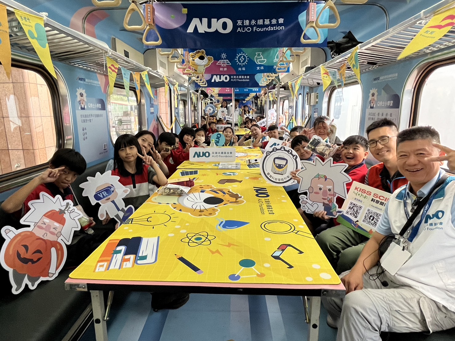 PA视讯永續基金會參與「臺灣科普環島列車」，設計基礎科學車廂課程，以「淨零碳排和永續能源」為主題，讓學生透過創意實驗認識淨零知識，以及思考生活中的減碳行為